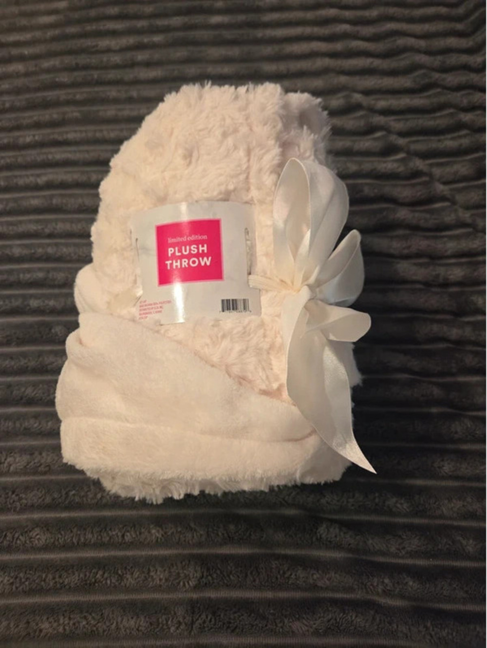 Plush throw blanket